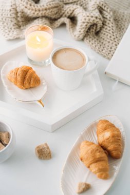 Rahat ev Kahvaltı, sıcak battaniye, kahve ve kruvasan beyaz