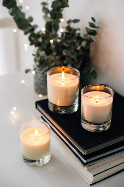 Casa aconchegante decoração de interiores, velas ardentes — Fotografia de Stock