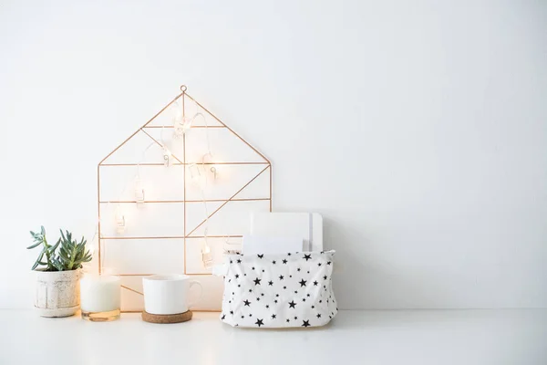 Décor à la maison scandinave minimaliste, boîte de rangement et lumière à cordes — Photo