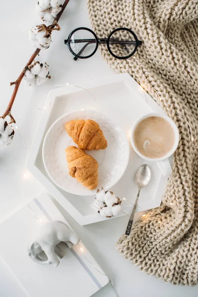 Hangulatos otthoni reggelit, meleg takarót, kávé- és croissant, fehér — Stock Fotó