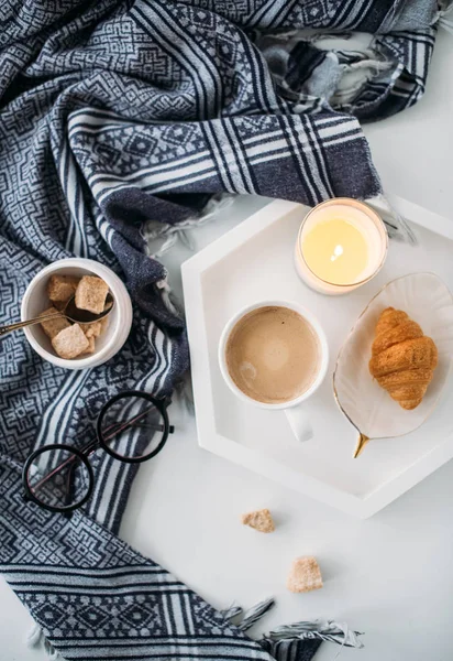 Acogedor desayuno casero, manta caliente, café y croissant en blanco — Foto de Stock