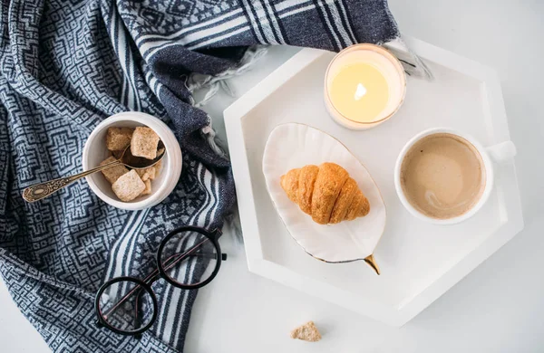 Hangulatos otthoni reggelit, meleg takarót, kávé- és croissant, fehér — Stock Fotó