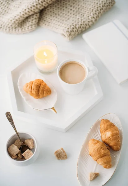 Rahat ev Kahvaltı, sıcak battaniye, kahve ve kruvasan beyaz — Stok fotoğraf