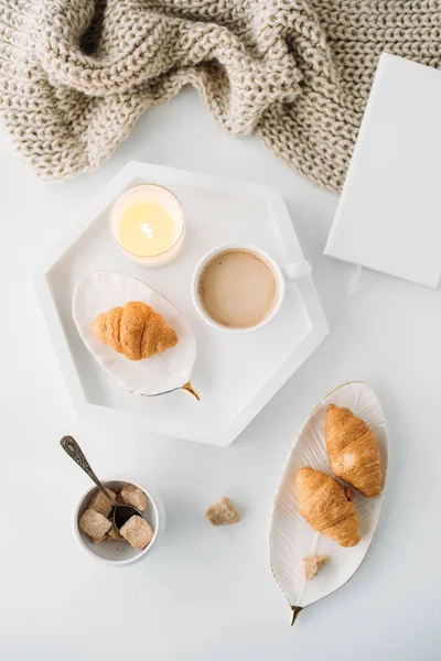 Rahat ev Kahvaltı, sıcak battaniye, kahve ve kruvasan beyaz — Stok fotoğraf