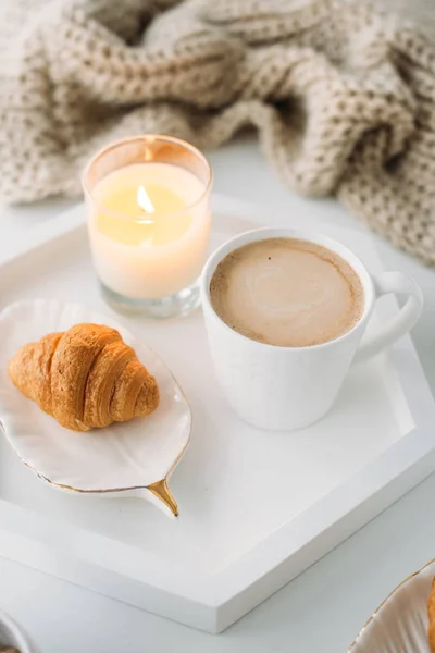 Уютный домашний завтрак, теплое одеяло, кофе и круассан на белом — стоковое фото