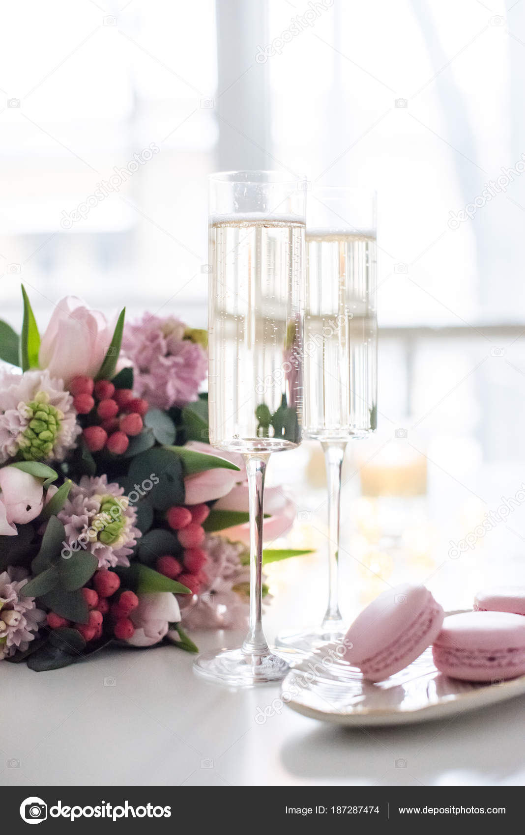 Belle Decoration De Mariage Avec Champagne Et Fleurs Roses El Photographie Manera C Belle Decoration De Mariage Avec Champagne Et Fleurs Roses El Photographie Manera C