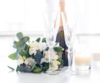 Şampanya ve çiçeklerle, zarif güzel düğün dekorasyon