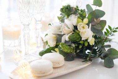 Şampanya ve çiçeklerle, zarif güzel düğün dekorasyon