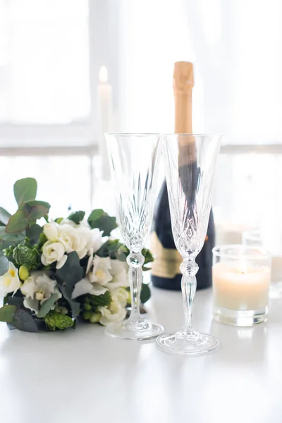 Bela decoração de casamento com champanhe e flores, elegante — Fotografia de Stock