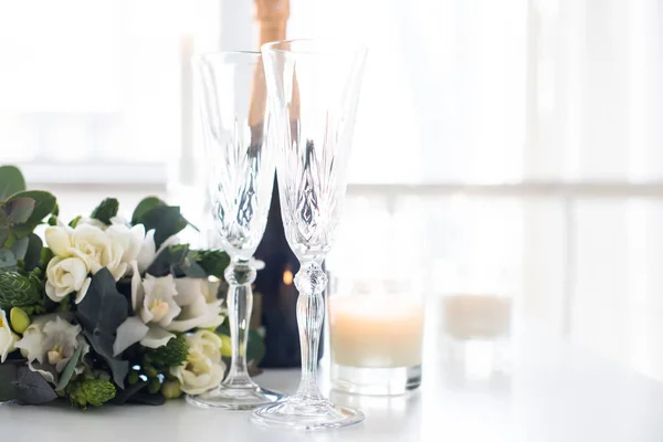 Bella decorazione di nozze con champagne e fiori, elegante — Foto Stock