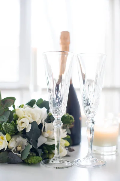 Hermosa decoración de la boda con champán y flores, elegante — Foto de Stock