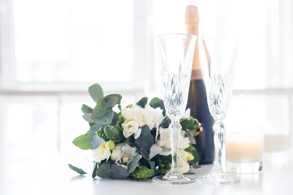 Hermosa decoración de la boda con champán y flores, elegante —  Fotos de Stock