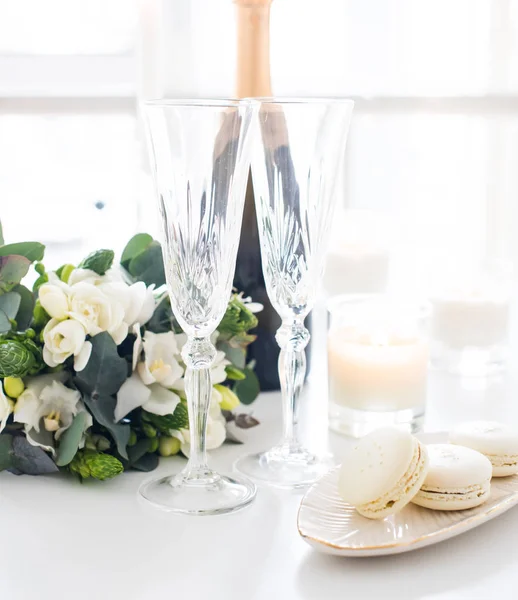 Vackert bröllop dekoration med champagne och blommor, eleganta — Stockfoto