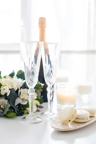 Bela decoração de casamento com champanhe e flores, elegante — Fotografia de Stock