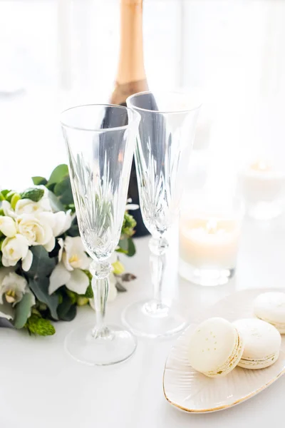 Hermosa decoración de la boda con champán y flores, elegante —  Fotos de Stock