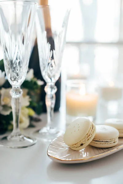 Красивое свадебное оформление с шампанским и цветами, элегантный — стоковое фото