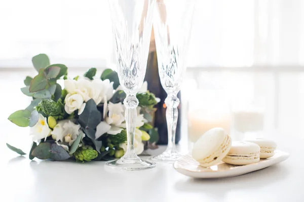 Bella decorazione di nozze con champagne e fiori, elegante — Foto Stock