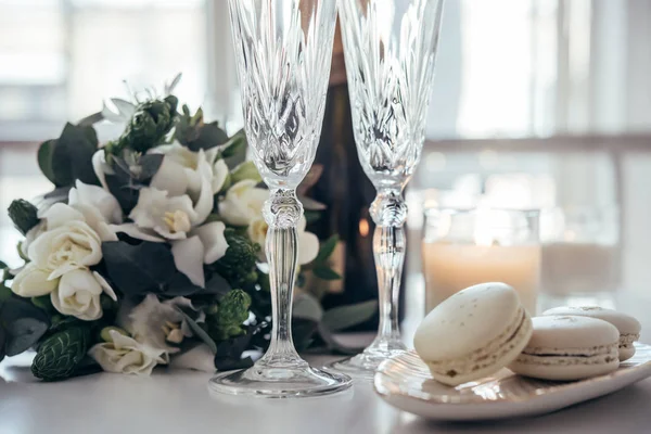 Hermosa decoración de la boda con champán y flores, elegante —  Fotos de Stock