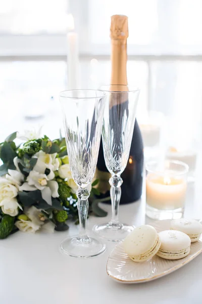 Bela decoração de casamento com champanhe e flores, elegante — Fotografia de Stock