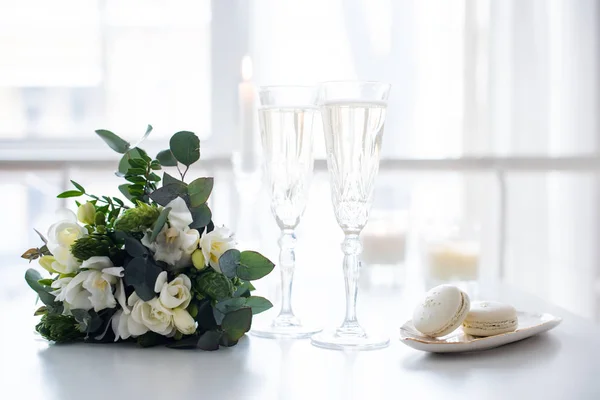 Hermosa decoración de la boda con champán y flores, elegante —  Fotos de Stock