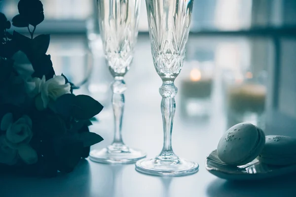 Vackert bröllop dekoration med champagne och blommor, eleganta — Stockfoto