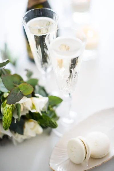 Krásné svatební dekorace s šampaňským a květiny, elegantní — Stock fotografie