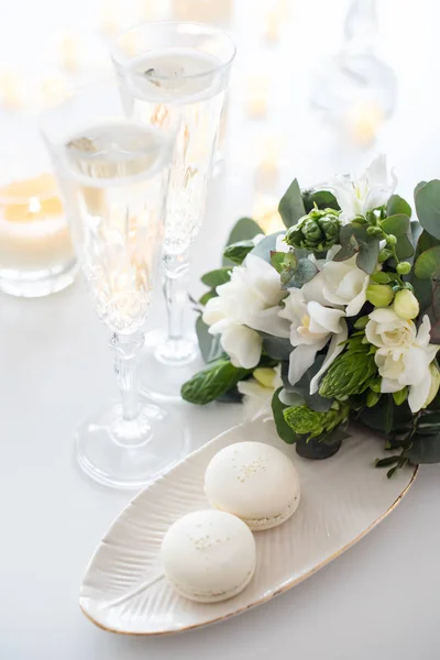 Bella decorazione di nozze con champagne e fiori, elegante — Foto Stock
