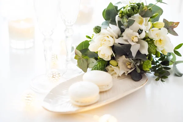 シャンパン、花、エレガントな美しい結婚式の装飾 — ストック写真