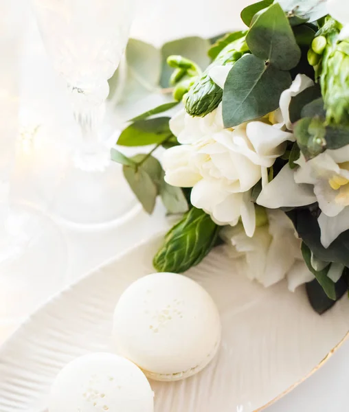 Красива весільна прикраса з шампанським і квітами, елегантна — стокове фото