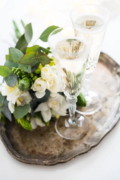 Wunderschöne Vintage-Hochzeitsdekoration mit Champagner und weißen Blüten — Stockfoto