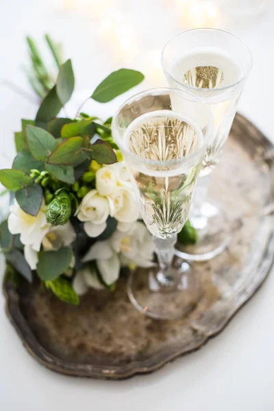 Beautiful vintage wedding decoration with champagne and white fl — Stock Photo, Image