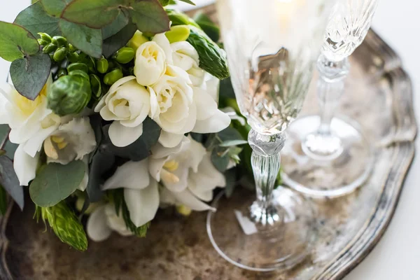 Hermosa decoración de boda vintage con champán y fl blanco —  Fotos de Stock