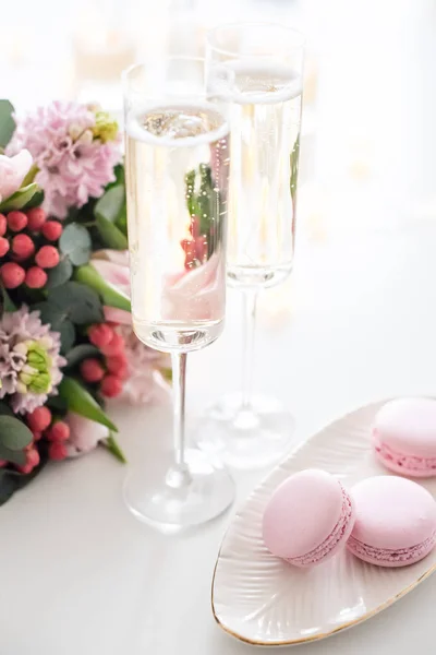 Hermosa decoración de la boda con champán y flores rosas, el —  Fotos de Stock