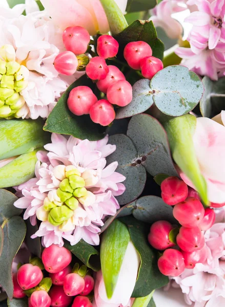 Banda růžové hyacinty, ozdobné plody a tulipány, slavnostní — Stock fotografie