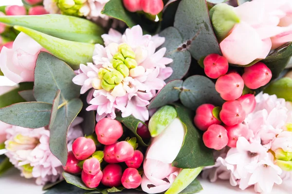 Banda růžové hyacinty, ozdobné plody a tulipány, slavnostní — Stock fotografie