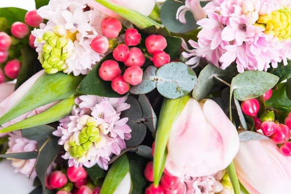 Banda růžové hyacinty, ozdobné plody a tulipány, slavnostní — Stock fotografie