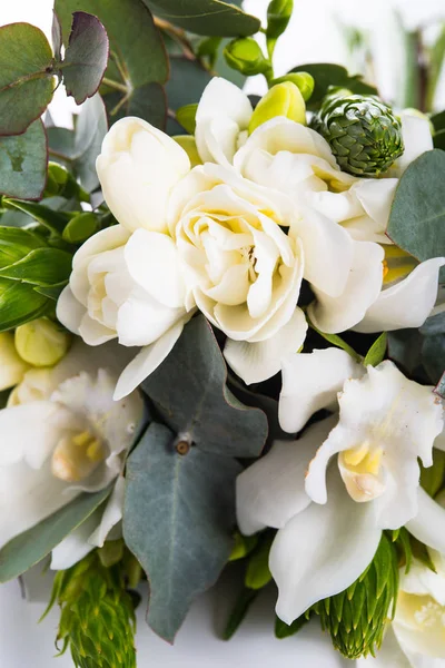 Svatební kytice květin, bílé frézie a orchideje na bílé — Stock fotografie