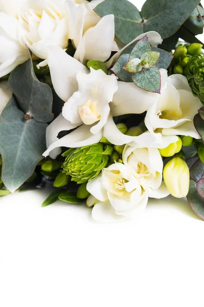 Ramo nupcial de flores, freesias blancas y orquídeas sobre un blanco — Foto de Stock