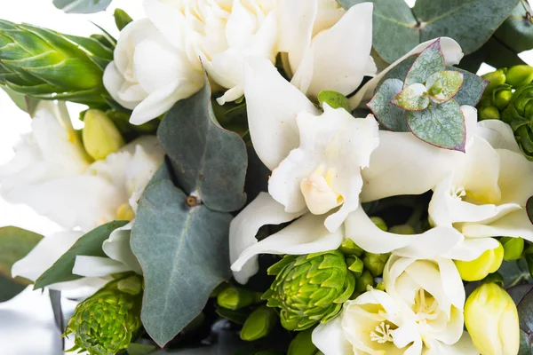 Ramo nupcial de flores, freesias blancas y orquídeas sobre un blanco — Foto de Stock