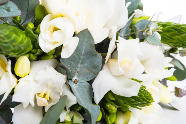 Ramo nupcial de flores, freesias blancas y orquídeas sobre un blanco — Foto de Stock