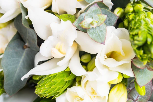 新娘花束的花朵, 白色的小苍兰和兰花白色 — 图库照片