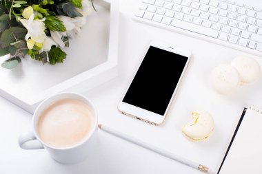 Taze kokulu çiçek ve macaro Bayan blogcular çalışma masası