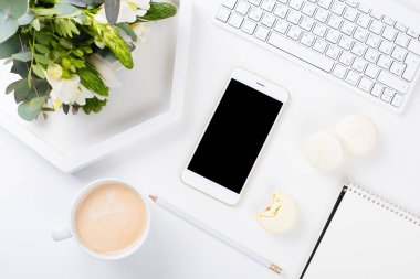 Taze kokulu çiçek ve macaro Bayan blogcular çalışma masası