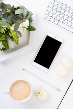 Taze kokulu çiçek ve macaro Bayan blogcular çalışma masası