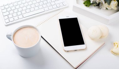 Taze kokulu çiçek ve macaro Bayan blogcular çalışma masası