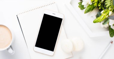 Taze kokulu çiçek ve macaro Bayan blogcular çalışma masası