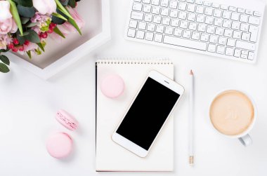 Bayan blogcular çalışma masası pembe çiçekler ve macaron kek ile w