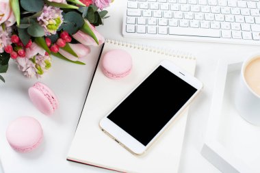 Bayan blogcular çalışma masası pembe çiçekler ve macaron kek ile w