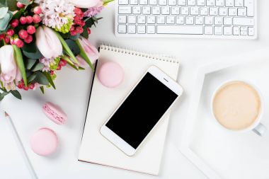 Bayan blogcular çalışma masası pembe çiçekler ve macaron kek ile w