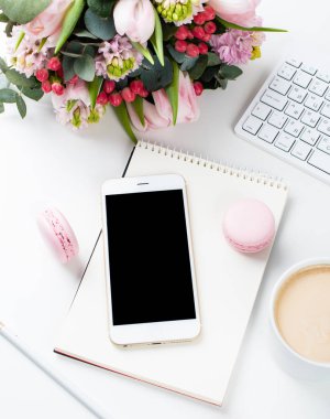 Bayan blogcular çalışma masası pembe çiçekler ve macaron kek ile w